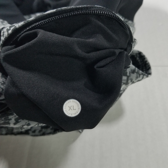 Lululemon THE Short Size Extra Large 7.5" Inseam Gray Abstract Geometric Mens - Picture 5 of 9